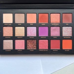Huda Beauty Desert Dusk eye shadow pallet